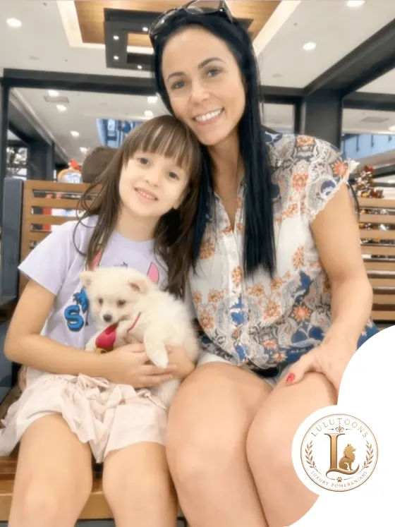 Mãe e filha com filhote de Spitz Alemão